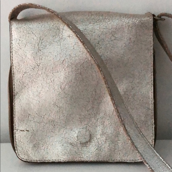 DISTRESSED GOLD METALLIC LEATHER SHOULDER BAG - Picture 2 of 8